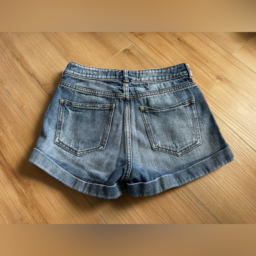 Bullhead Distressed Denim Mom Jean Shorts - Picture 8 of 9